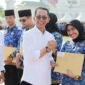 Sebanyak 1.980 aparatur sipil negara (ASN) yang terdiri dari Calon Pegawai Negeri Sipil (CPNS) dan Pegawai Pemerintah dengan Perjanjian Kerja (PPPK) secara resmi menerima Surat Keputusan (SK) pengangkatan di Dataran Engku Putri, Batam Center, Rabu (20/5/2025). Pengangkatan ini merupakan bagian dari Formasi ASN Tahun 2024 Tahap I. Foto: INIKEPRI.COM