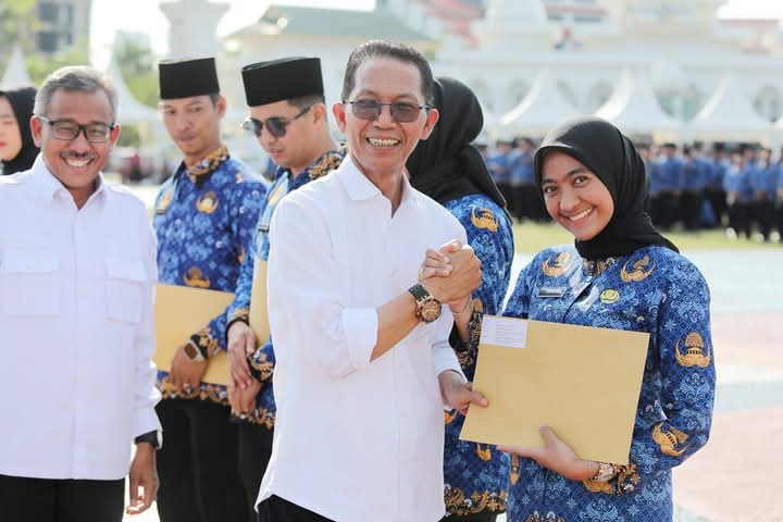 Sebanyak 1.980 aparatur sipil negara (ASN) yang terdiri dari Calon Pegawai Negeri Sipil (CPNS) dan Pegawai Pemerintah dengan Perjanjian Kerja (PPPK) secara resmi menerima Surat Keputusan (SK) pengangkatan di Dataran Engku Putri, Batam Center, Rabu (20/5/2025). Pengangkatan ini merupakan bagian dari Formasi ASN Tahun 2024 Tahap I. Foto: INIKEPRI.COM