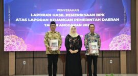 Penyerahan Laporan Hasil Pemeriksaan (LHP) dilakukan di Aula Kantor BPK Perwakilan Provinsi Kepulauan Riau, Batamcenter, Jumat (23/5/2025). Foto: INIKEPRI.COM