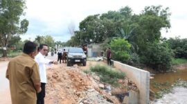 Wali Kota Batam sekaligus Ex Officio Kepala BP Batam Amsakar Achmad meninjau titik banjir beberapa waktu lalu. Foto: INIKEPRI.COM