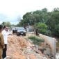 Wali Kota Batam sekaligus Ex Officio Kepala BP Batam Amsakar Achmad meninjau titik banjir beberapa waktu lalu. Foto: INIKEPRI.COM