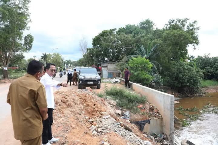 Wali Kota Batam sekaligus Ex Officio Kepala BP Batam Amsakar Achmad meninjau titik banjir beberapa waktu lalu. Foto: INIKEPRI.COM