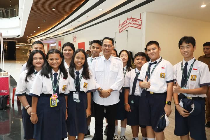 Amsakar Achmad saat membuka Pekan Olahraga dan Seni (Porseni) tingkat SD dan SMP se-Kota Batam di Pollux Mall, Senin (26/5/2025). Foto: INIKEPRI.COM