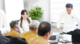 Wakil Wali Kota Batam/Ex Officio Wakil Ketua BP Batam, Li Claudia Chandra memimpin Rapat Koordinasi Mekanisme Penertiban Reklame di Ruang Rapat Lantai VII Kantor BP Batam, Senin (26/05/2025). Foto: INIKEPRI.COM/Media Center Batam 