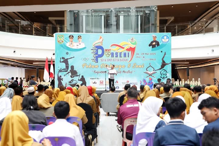 Wali Kota Batam, Amsakar Achmad, secara resmi membuka Pekan Olahraga dan Seni (PORSENI) tingkat SD dan SMP se-Kota Batam tahun 2025, Senin (26/5/2025). Foto: INIKEPRI.COM