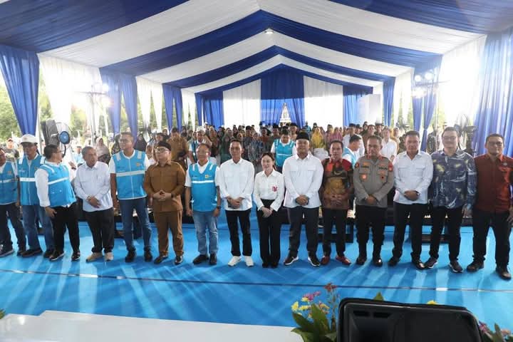 Peresmian peningkatan layanan kelistrikan tersebut digelar di Lapangan Sepak Bola Pulau Pemping, Kecamatan Belakangpadang, Kota Batam, Selasa (27/5/2025). Foto: INIKEPRI.COM