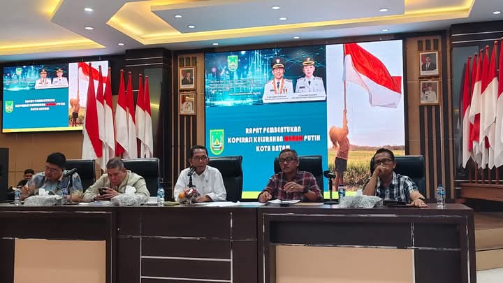 Amsakar saat memimpin Rapat Pemebentukan Koperasi Merah Putih Kota Batam di Kantor Wali Kota Batam, Selasa (27/5/2025). Foto: INIKEPRI.COM/Media Center Batam 