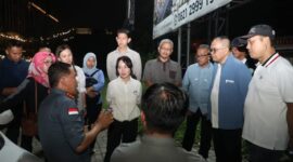 Wakil Wali Kota Batam, Li Claudia Chandra, turun langsung meninjau pembongkaran dua papan reklame berukuran besar di kawasan Fanindo Sanctuary Garden dan Pollux Mall Batam Center, pada Selasa malam (27/5/2025). Foto; INIKEPRI.COM/Media Center Batam 
