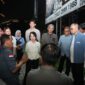 Wakil Wali Kota Batam, Li Claudia Chandra, turun langsung meninjau pembongkaran dua papan reklame berukuran besar di kawasan Fanindo Sanctuary Garden dan Pollux Mall Batam Center, pada Selasa malam (27/5/2025). Foto; INIKEPRI.COM/Media Center Batam 