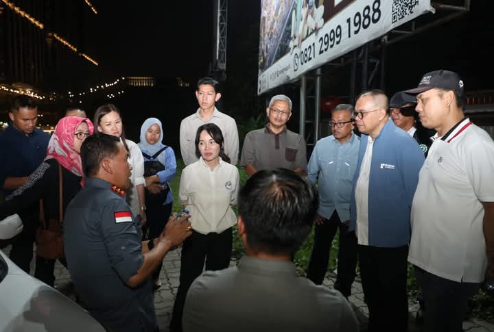 Wakil Wali Kota Batam, Li Claudia Chandra, turun langsung meninjau pembongkaran dua papan reklame berukuran besar di kawasan Fanindo Sanctuary Garden dan Pollux Mall Batam Center, pada Selasa malam (27/5/2025). Foto; INIKEPRI.COM/Media Center Batam