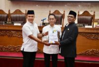Wali Kota Batam, Amsakar Achmad, menyampaikan Rancangan Peraturan Daerah (Ranperda) tentang Pertanggungjawaban Pelaksanaan APBD Kota Batam Tahun Anggaran 2024 dalam Sidang Paripurna DPRD Kota Batam, Rabu (28/5/2025). Foto: INIKEPRI.COM