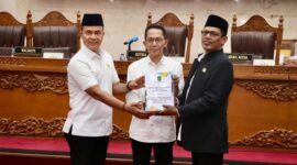 Wali Kota Batam, Amsakar Achmad, menyampaikan Rancangan Peraturan Daerah (Ranperda) tentang Pertanggungjawaban Pelaksanaan APBD Kota Batam Tahun Anggaran 2024 dalam Sidang Paripurna DPRD Kota Batam, Rabu (28/5/2025). Foto: INIKEPRI.COM