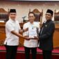 Wali Kota Batam, Amsakar Achmad, menyampaikan Rancangan Peraturan Daerah (Ranperda) tentang Pertanggungjawaban Pelaksanaan APBD Kota Batam Tahun Anggaran 2024 dalam Sidang Paripurna DPRD Kota Batam, Rabu (28/5/2025). Foto: INIKEPRI.COM