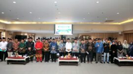 Wali Kota Batam, Amsakar Achmad memberikan sambutan sekaligus membuka acara Rapat koordinasi Ormas dan Lembaga Agama Islam se-Kota Batam di Aula Engku Hamidah Lt 4 IV, Kantor Wali Kota Batam, Kamis (29/5/2029). Foto: INIKEPRI.COM