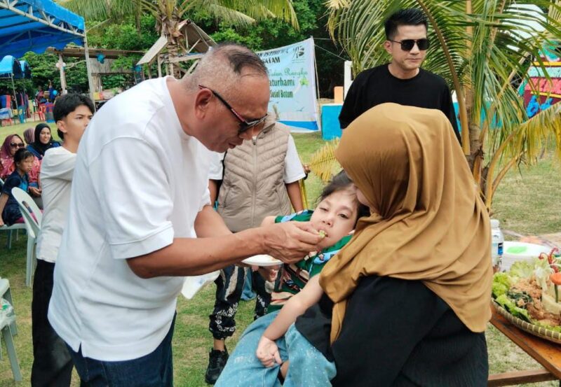 Pietra Machreza Paloh bercengkrama dengan salah satu anak istimewa. Foto: INIKEPRI.COM
