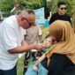 Pietra Machreza Paloh bercengkrama dengan salah satu anak istimewa. Foto: INIKEPRI.COM