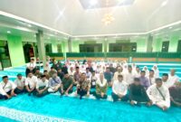 Bupati Natuna Cen Sui Lan (tengah) didampingi suami, yang juga selaku Ketua Ikatan Persaudaraan Haji Indonesia Provinsi Kepri, saat menghadiri pelepasan Jemaah Calon Haji Kabupaten Natuna, di Asrama Haji Batam. Foto: INIKEPRI.COM