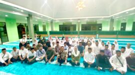 Bupati Natuna Cen Sui Lan (tengah) didampingi suami, yang juga selaku Ketua Ikatan Persaudaraan Haji Indonesia Provinsi Kepri, saat menghadiri pelepasan Jemaah Calon Haji Kabupaten Natuna, di Asrama Haji Batam. Foto: INIKEPRI.COM