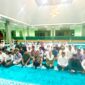 Bupati Natuna Cen Sui Lan (tengah) didampingi suami, yang juga selaku Ketua Ikatan Persaudaraan Haji Indonesia Provinsi Kepri, saat menghadiri pelepasan Jemaah Calon Haji Kabupaten Natuna, di Asrama Haji Batam. Foto: INIKEPRI.COM