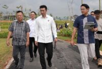 Anggota/Deputi Bidang Infrastruktur Badan Pengusahaan (BP) Batam, Mouris Limanto meninjau progres pekerjaan pelebaran drainase hilir di kawasan Bengkong tepatnya di belakang perumahan Garden Avenue pada Senin (5/5/2025). Foto: INIKEPRI.COM/BP Batam 