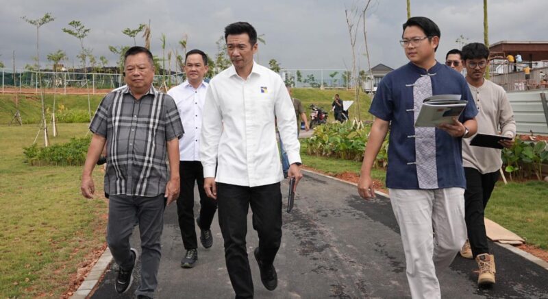 Anggota/Deputi Bidang Infrastruktur Badan Pengusahaan (BP) Batam, Mouris Limanto meninjau progres pekerjaan pelebaran drainase hilir di kawasan Bengkong tepatnya di belakang perumahan Garden Avenue pada Senin (5/5/2025). Foto: INIKEPRI.COM/BP Batam 