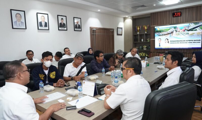 Anggota/Deputi Bidang Investasi dan Pengusahaan Badan Pengusahaan (BP) Batam, Fary Djemy Francis menggelar wawancara bersama beberapa rekan media dengan agenda pembahasan Outlook Investasi Batam pada Selasa (6/5/2025) di ruang kerjanya. Foto: INIKEPRI.COM/BP Batam 
