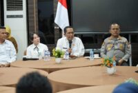 Kepala BP Batam, Amsakar Achmad, bersama Wakil Kepala BP Batam, Li Claudia Chandra, menerima audiensi warga Rempang terkait penertiban lahan di Tanjung Banon, Senin (5/5/2025). Foto: INIKEPRI.COM/BP Batam 