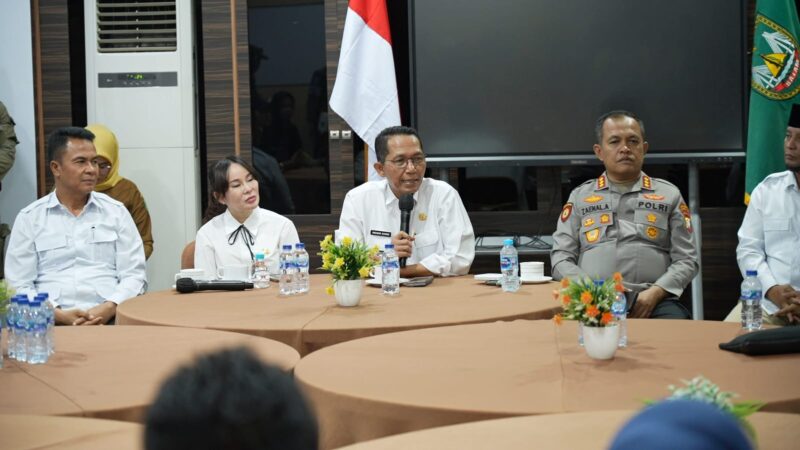 Kepala BP Batam, Amsakar Achmad, bersama Wakil Kepala BP Batam, Li Claudia Chandra, menerima audiensi warga Rempang terkait penertiban lahan di Tanjung Banon, Senin (5/5/2025). Foto: INIKEPRI.COM/BP Batam
