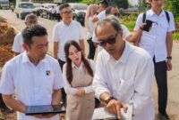 Wakil Kepala BP Batam, Li Claudia Chandra meninjau langsung ke titik banjir di depan Perumahan Aiko Residence Batam Center, pada Selasa (6/5/2025) pagi. Foto: INIKEPRI.COM/BP Batam 