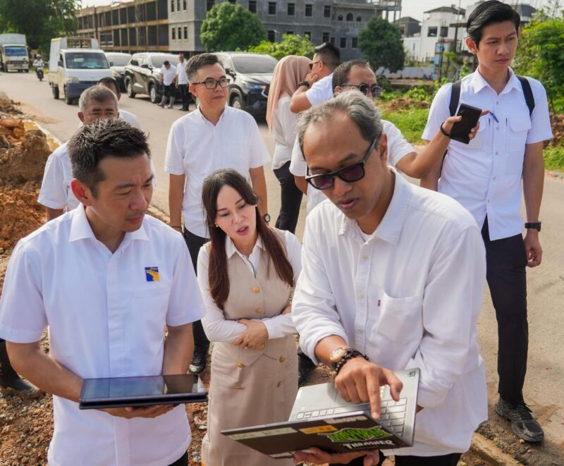Wakil Kepala BP Batam, Li Claudia Chandra meninjau langsung ke titik banjir di depan Perumahan Aiko Residence Batam Center, pada Selasa (6/5/2025) pagi. Foto: INIKEPRI.COM/BP Batam 