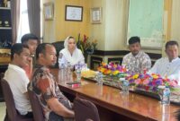 Bupati Natuna sambut audiensi Komunitas Maritim yang secara khusus membahas pengembangan komunitas peduli lingkungan dan perekonomian wilayah perbatasan, bertempat di ruang kerja Bupati Natuna, Rabu (7/3/20025) pagi. Foto: INIKEPRI.COM