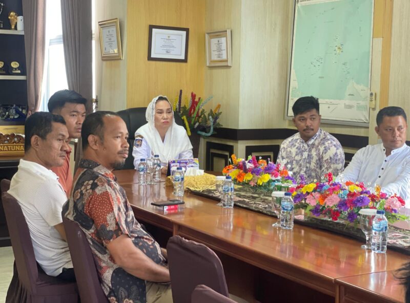 Bupati Natuna sambut audiensi Komunitas Maritim yang secara khusus membahas pengembangan komunitas peduli lingkungan dan perekonomian wilayah perbatasan, bertempat di ruang kerja Bupati Natuna, Rabu (7/3/20025) pagi. Foto: INIKEPRI.COM