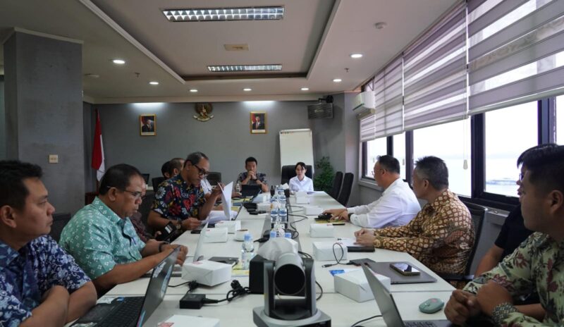 Wakil Kepala BP Batam Li Claudia Chandra saat rapat dengan jajarannya di BP Batam bersama salah satu calon investor pada Rabu (7/5/2025) di ruang kerjanya. Foto: INIKEPRI.COM/BP Batam 