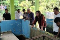 BP Batam melalui Anggota Bidang Pelayanan Umum, Ariastuty Sirait melakukan peninjauan distribusi air bersih di Kampung Tua Piayu Laut, pada Rabu (7/5/2025). Foto: INIKEPRI.COM/BP Batam 