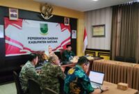 Bupati Natuna, Cen Sui Lan didampingi Sekretaris Daerah Boy Wijanarko dan sejumlah pimpinan OPD terkait, mengikuti Rapat Koordinasi Percepatan Realisasi APBD Tahun 2025 secara virtual melalui Zoom Meeting,  Kamis (8/5/2025). Foto: INIKEPRI.COM/NatunaKab
