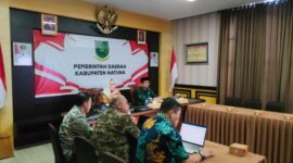 Bupati Natuna, Cen Sui Lan didampingi Sekretaris Daerah Boy Wijanarko dan sejumlah pimpinan OPD terkait, mengikuti Rapat Koordinasi Percepatan Realisasi APBD Tahun 2025 secara virtual melalui Zoom Meeting,  Kamis (8/5/2025). Foto: INIKEPRI.COM/NatunaKab
