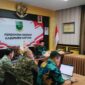 Bupati Natuna, Cen Sui Lan didampingi Sekretaris Daerah Boy Wijanarko dan sejumlah pimpinan OPD terkait, mengikuti Rapat Koordinasi Percepatan Realisasi APBD Tahun 2025 secara virtual melalui Zoom Meeting,  Kamis (8/5/2025). Foto: INIKEPRI.COM/NatunaKab
