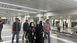 Subdit III Jatanras Ditreskrimum Polda Kepri berhasil menangkap tersangka DA, buronan internasional dalam kasus dugaan tindak pidana penggelapan dalam jabatan dan/atau penipuan investasi transportasi online BDrive yang merugikan korban hingga Rp2 miliar. Foto: INIKEPRI.COM