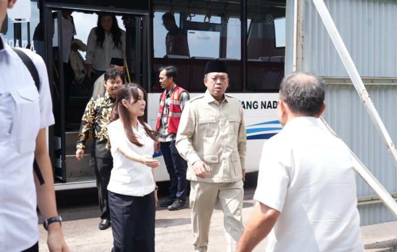 Wakil Kepala BP Batam Li Claudia Chandra menyambut kedatangan menteri ATR/BPN Nusron Wahid. Foto: INIKEPRI.COM/BP Batam 