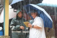 Anggota/Deputi Bidang Infrastruktur BP Batam, Mouris Limanto, meninjau 8 titik longsor di Kecamatan Bengkong, pada Kamis (8/5/2025). Foto: INIKEPRI.COM/BP Batam
