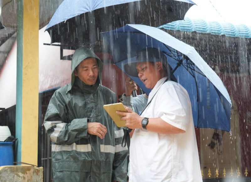 Anggota/Deputi Bidang Infrastruktur BP Batam, Mouris Limanto, meninjau 8 titik longsor di Kecamatan Bengkong, pada Kamis (8/5/2025). Foto: INIKEPRI.COM/BP Batam
