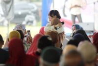 Wakil Wali Kota Batam Li Claudia Chandra memeluk seorang lansia. Foto: INIKEPRI.COM