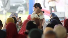 Wakil Wali Kota Batam Li Claudia Chandra memeluk seorang lansia. Foto: INIKEPRI.COM