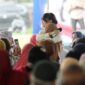Wakil Wali Kota Batam Li Claudia Chandra memeluk seorang lansia. Foto: INIKEPRI.COM