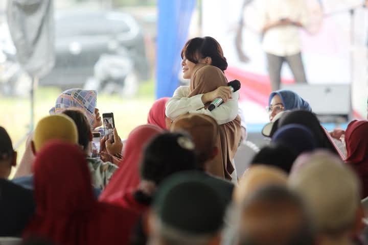 Wakil Wali Kota Batam Li Claudia Chandra memeluk seorang lansia. Foto: INIKEPRI.COM