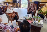Pimpinan Daerah (PD) Muhammadiyah Natuna bersama Pemuda Muhammadiyah dan Aisyiyah melakukan silaturahmi dengan Bupati Natuna, Cen Sui Lan, di Kantor Bupati Natuna, Jumat (9/5/2025). Foto: INIKEPRI.COM