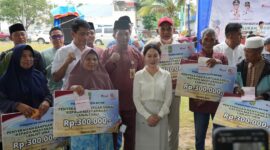 Wakil Kepala Badan Pengusahaan (BP) Batam sekaligus Wakil Walikota Batam, Li Claudia Chandra menyerahkan bantuan tunai kepada lansia, Jumat, (9/5). Bertempat di Lapangan Bola Legenda Malaka, sebanyak 531 lansia dari tiga kecamatan yakni Batam Kota, Nongsa dan Sungai Beduk hadir memenuhi tempat acara. Foto: INIKEPRI.COM/BP Batam 