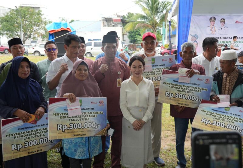 Wakil Kepala Badan Pengusahaan (BP) Batam sekaligus Wakil Walikota Batam, Li Claudia Chandra menyerahkan bantuan tunai kepada lansia, Jumat, (9/5). Bertempat di Lapangan Bola Legenda Malaka, sebanyak 531 lansia dari tiga kecamatan yakni Batam Kota, Nongsa dan Sungai Beduk hadir memenuhi tempat acara. Foto: INIKEPRI.COM/BP Batam 