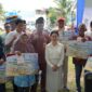 Wakil Kepala Badan Pengusahaan (BP) Batam sekaligus Wakil Walikota Batam, Li Claudia Chandra menyerahkan bantuan tunai kepada lansia, Jumat, (9/5). Bertempat di Lapangan Bola Legenda Malaka, sebanyak 531 lansia dari tiga kecamatan yakni Batam Kota, Nongsa dan Sungai Beduk hadir memenuhi tempat acara. Foto: INIKEPRI.COM/BP Batam 