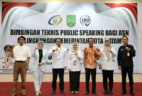 Wali Kota Batam Amsakar Achmad saat membuka kegiatan Bimbingan Teknis (Bimtek) Public Speaking yang diselenggarakan Pemerintah Kota Batam, Rabu (14/5/2025), di Pena Hall, Batam Center. Foto: INIKEPRI.COM